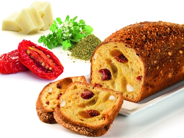 Focaccia salata artigianale con pomodori secchi, pecorino e origano Attilio servi